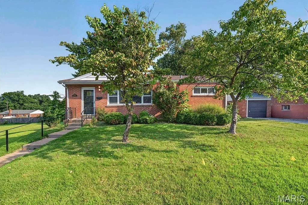 3 bed, 2.0 bath, 1388 sqft, $2,700 — Photo 3