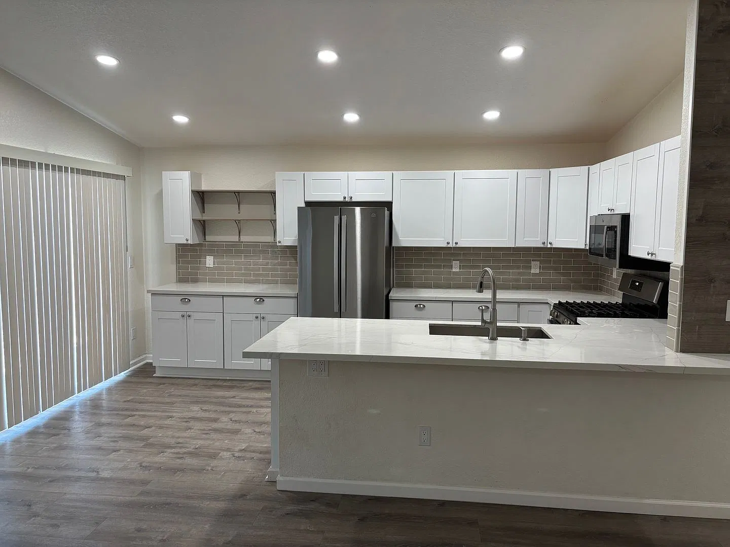 Freshly Remodeled 4 bedroom in Red Rock- RV Parking, low maintenance yard and pets welcome! — Photo 4