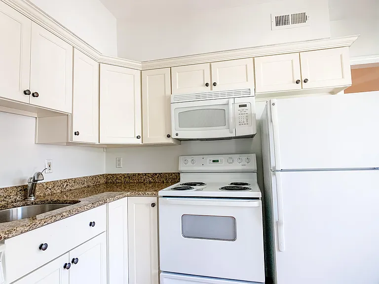 522 E 8th St #2A — Photo 3