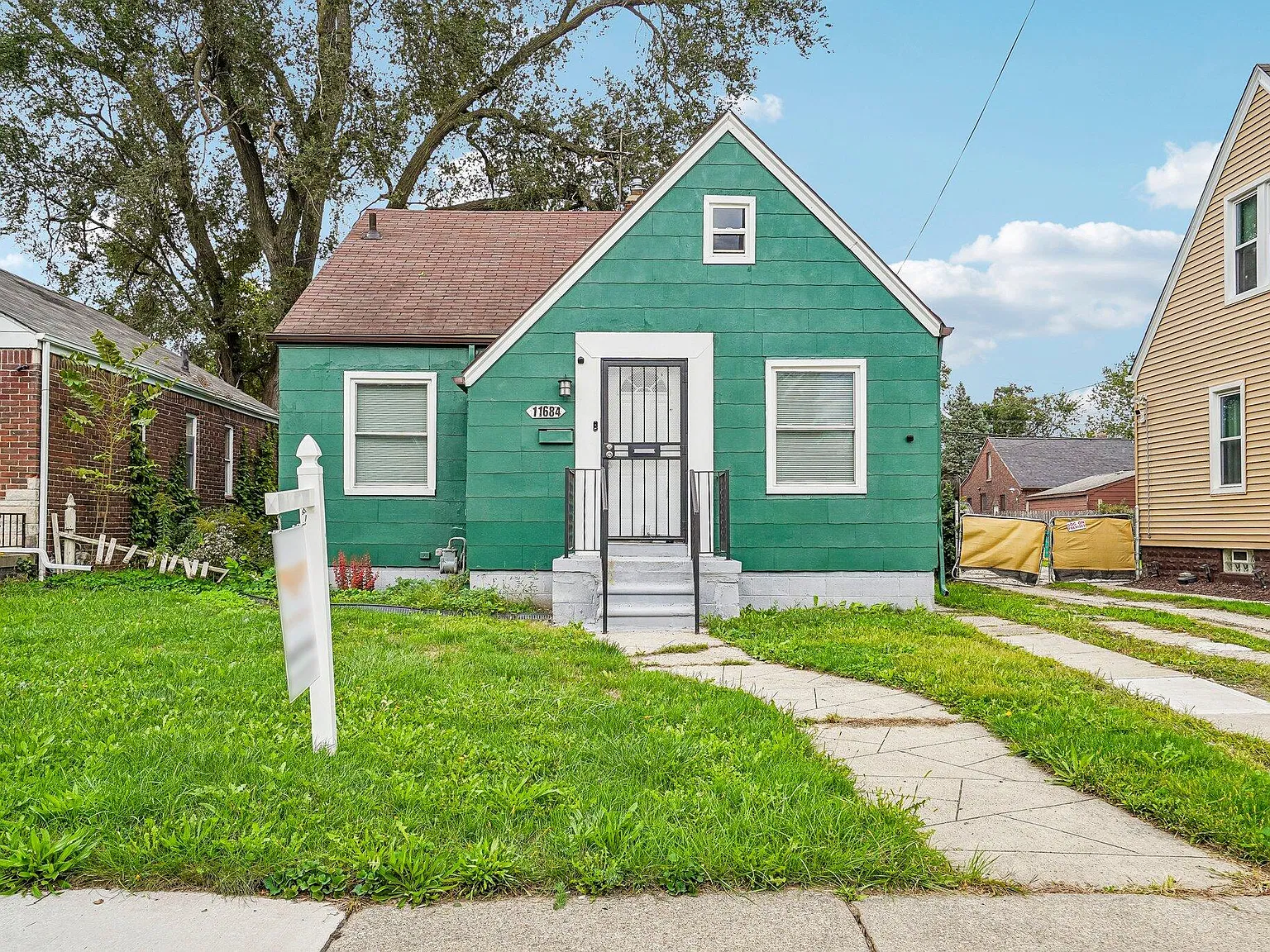 3 bed, 1.0 bath, 1355 sqft, $1,350 — Photo 2