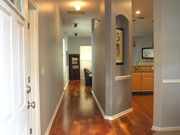 3rd image of 300 W Silverthorn Ln