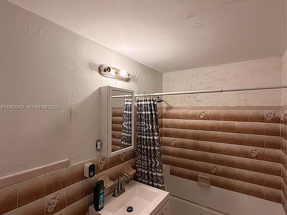 4th image of 8525 NW 32nd Ct