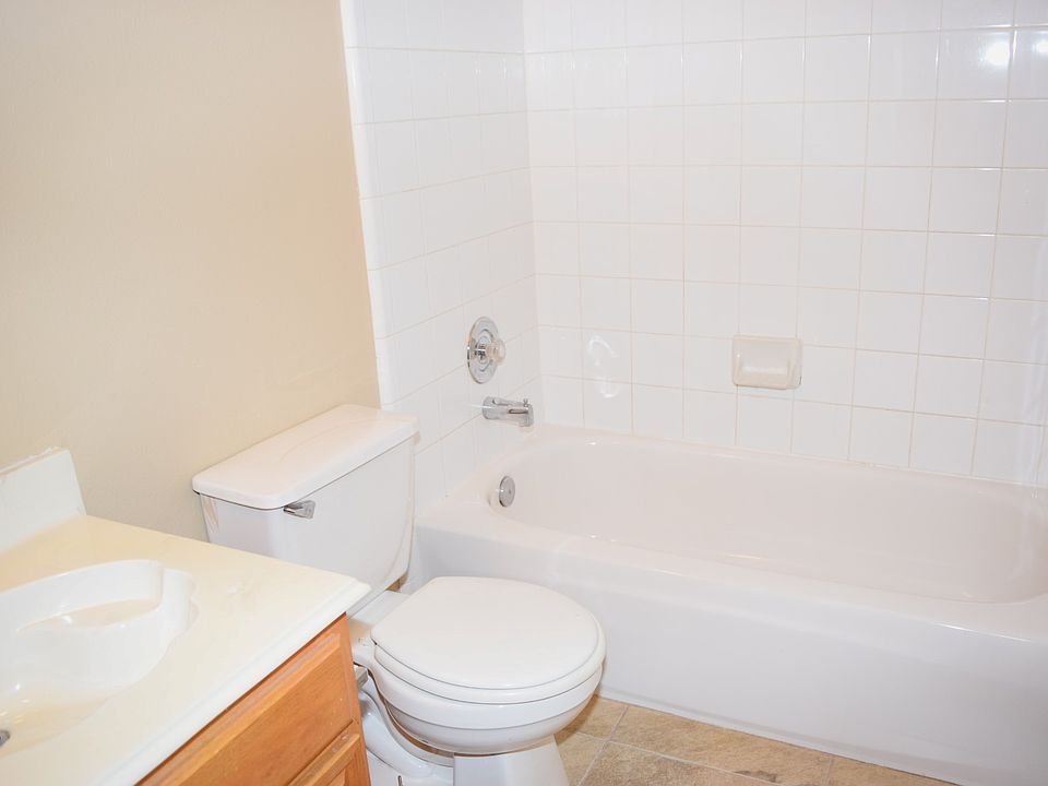 1st image of 635 Oak Glen Dr