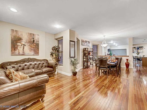 3rd image of 6547 S Ellis Ave APT 1N