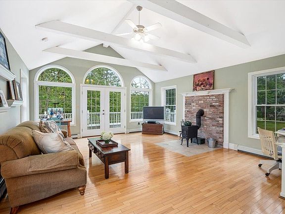 3rd image of 5 Wilshire Drive