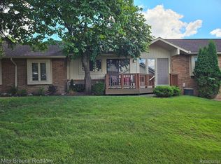 5663 Hillcrest Cir E #64, West Bloomfield, MI 48322