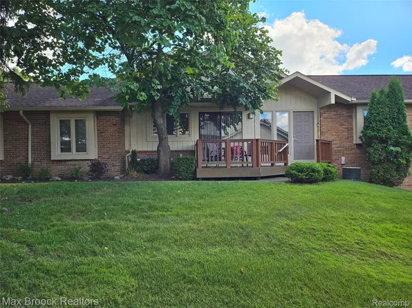 5663 Hillcrest Cir E #64, West Bloomfield, MI 48322