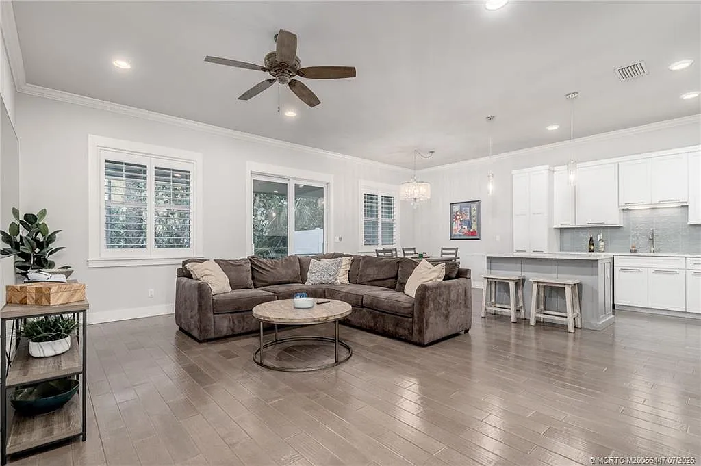 3 bed, 2.5 bath, 2022 sqft, $3,500 — Photo 2