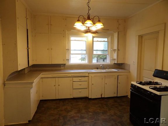 2nd image of 218 E Hunt St