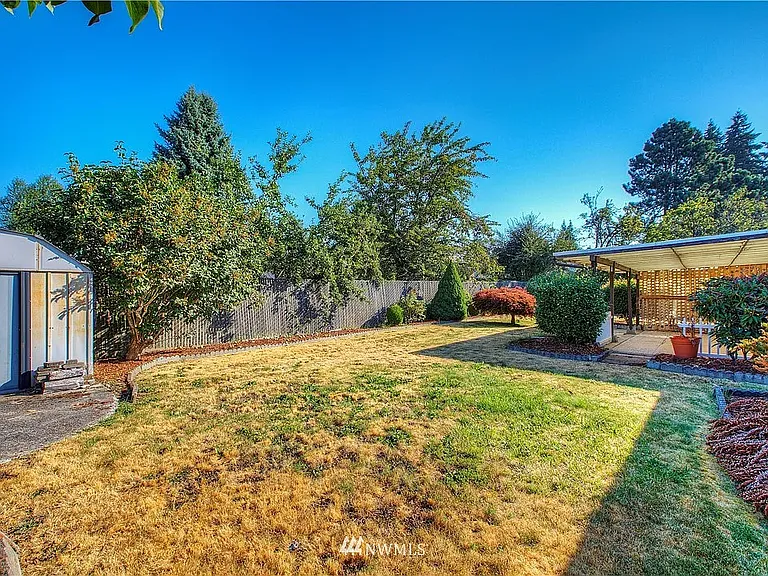 2920 NE 8th Pl — Photo 2