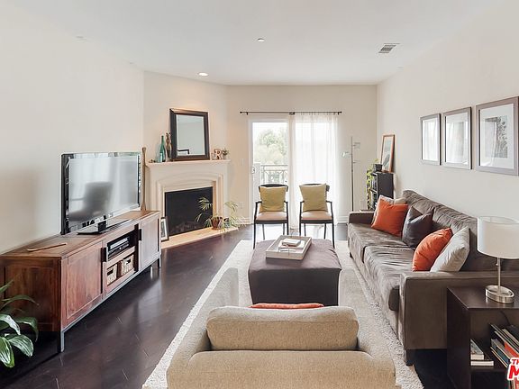 2nd image of 4424 Whitsett Ave APT 305