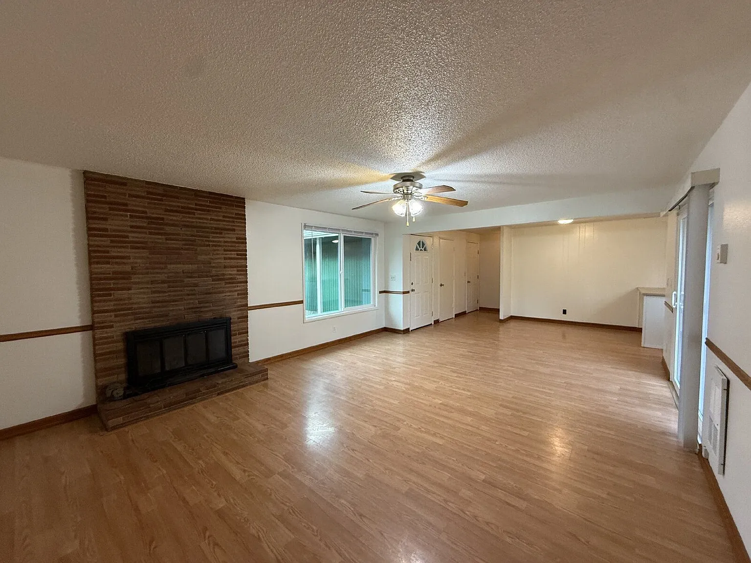 3 bed, 1.0 bath, 1102 sqft, $2,000 — Photo 3