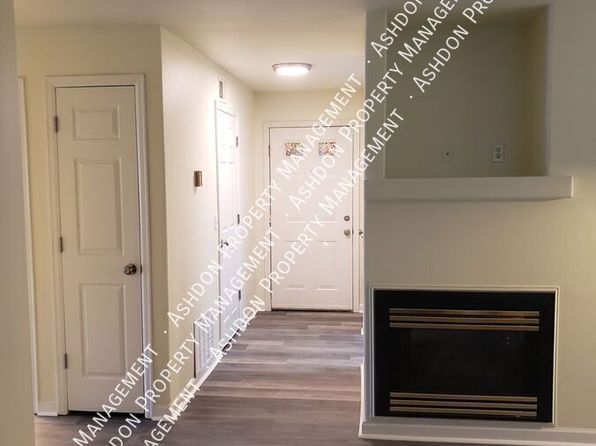 6600 S Vine St APT 202