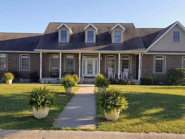 1906 Epicurean Dr, Clinton, MO 64735