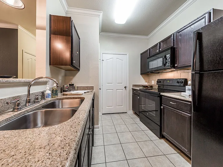 16631 Vance Jackson — Photo 1