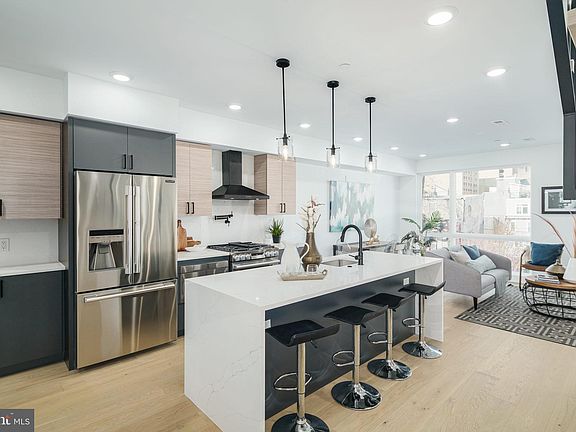 5th image of 1507 Christian St #Penthouse 5