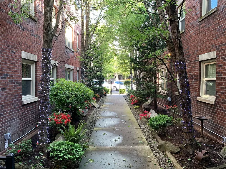 Beverly Court — Photo 1