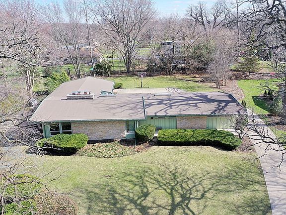 3rd image of 301 E Longacres Ln