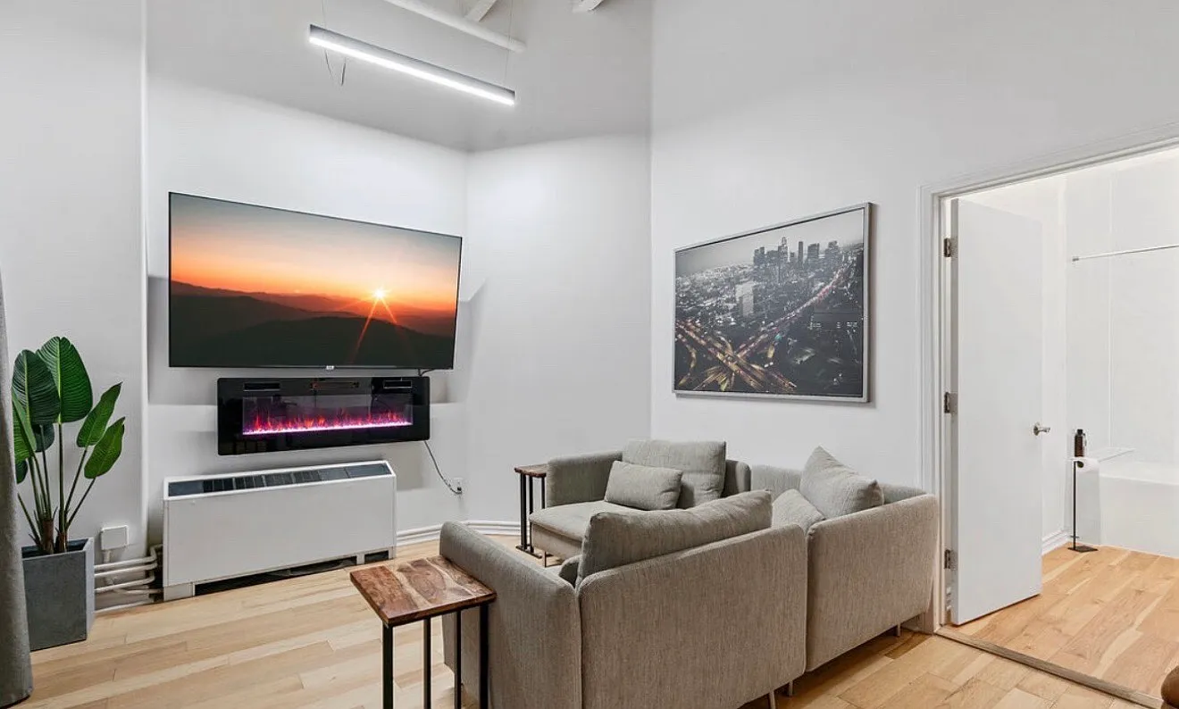1 bed, 820 sqft, $2,400 — Photo 2