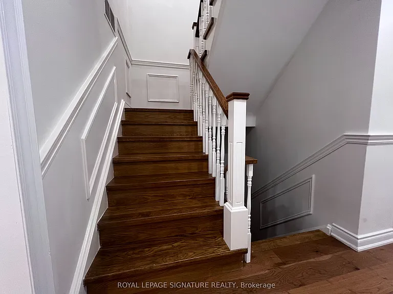 195 Upper Canada Dr — Photo 12