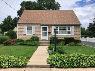 25 Pinehurst Rd, Farmingdale, NY 11735