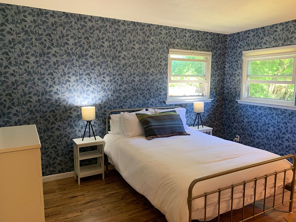 1st BDR w/ queen bed