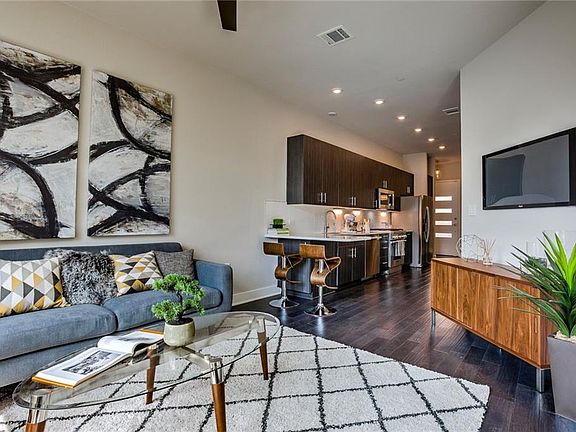 4th image of 1306 West Ave Unit 206