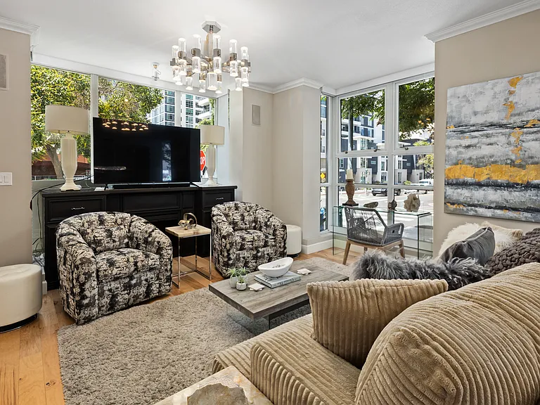 300 W Beech St #3 — Photo 25