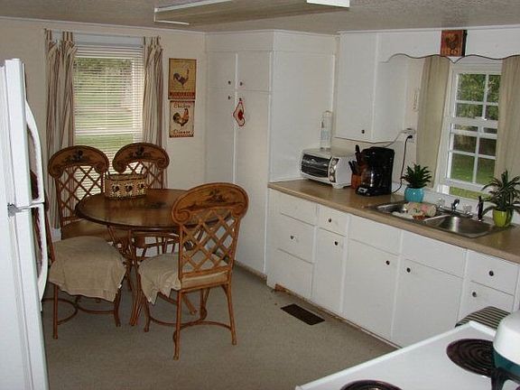 3rd image of 407 Beech Grove Ln
