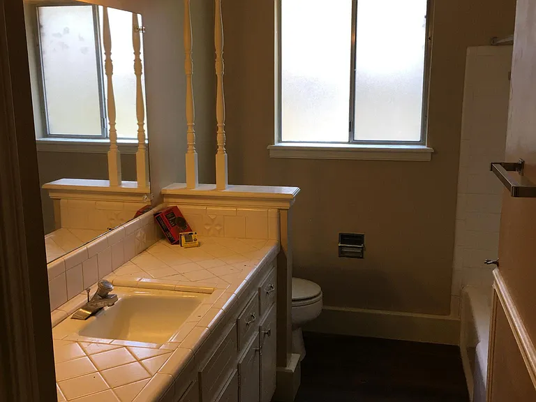 4648 S Maplewood Ave — Photo 5