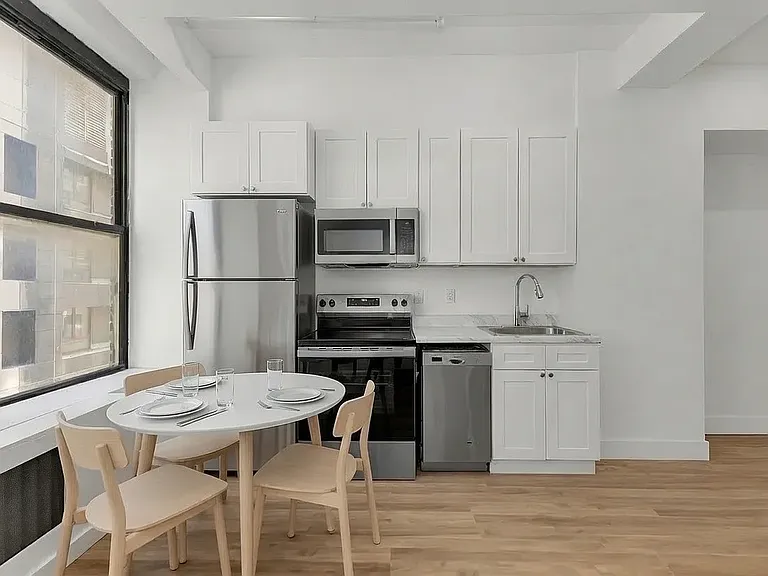 248 W 35th St #1006 — Photo 2