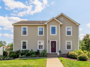 301 Skylark Dr, Coraopolis, PA 15108