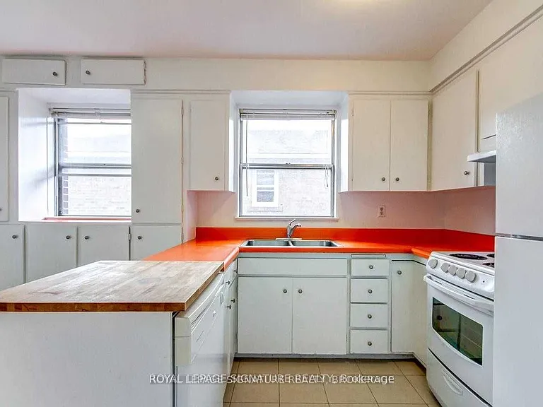 138 Woburn Ave — Photo 3