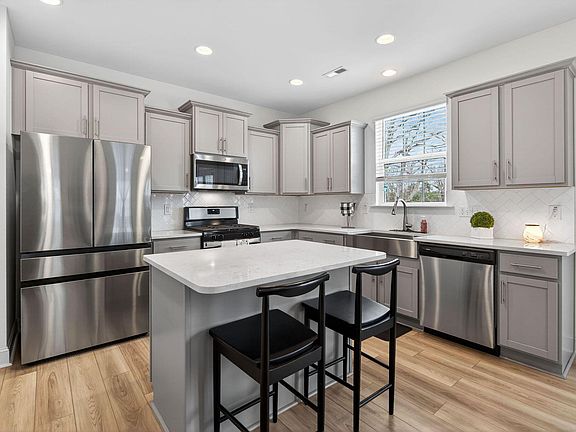 5th image of 105 Spring Crest Dr