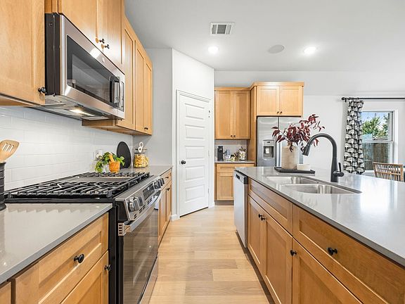 3rd image of 557 Stone Hollow Dr