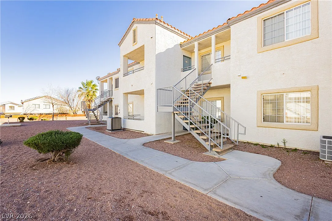 2 bed, 2.0 bath, 976 sqft, $1,390 — Photo 2