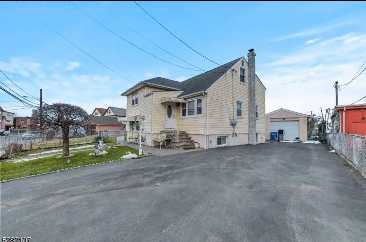 2 bed, 1000 sqft, $2,200 — Photo 1