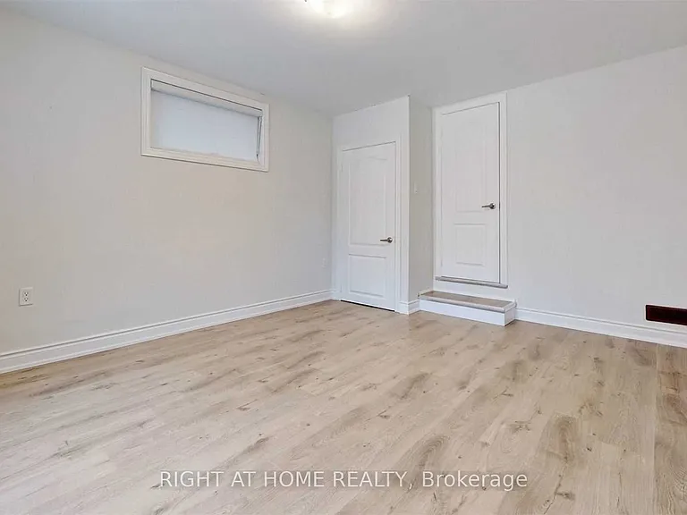8 Airley Cres #MAIN — Photo 15