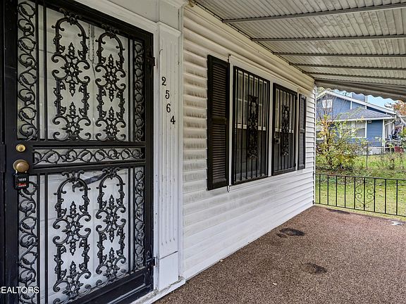 4th image of 2564 Woodbine Ave