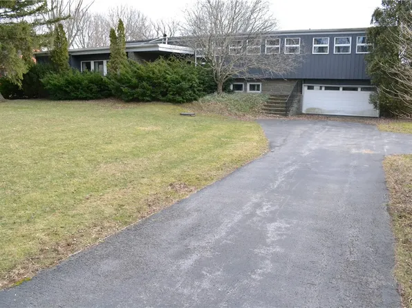 37 Brookhollow Dr, Auburn, NY 13021