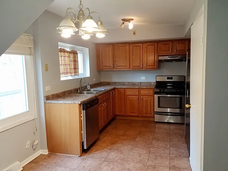 1056 Des Plaines Ave — Photo 4