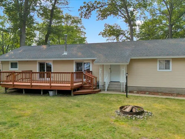 108 Willow St, Houghton Lake, MI 48629
