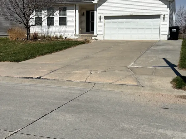 806 Mineral Dr, Papillion, NE 68046