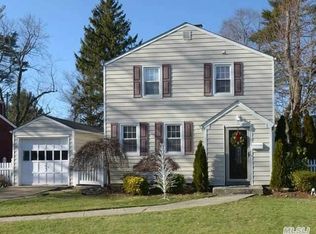 141 Peachtree Ln, Roslyn Heights, NY 11577