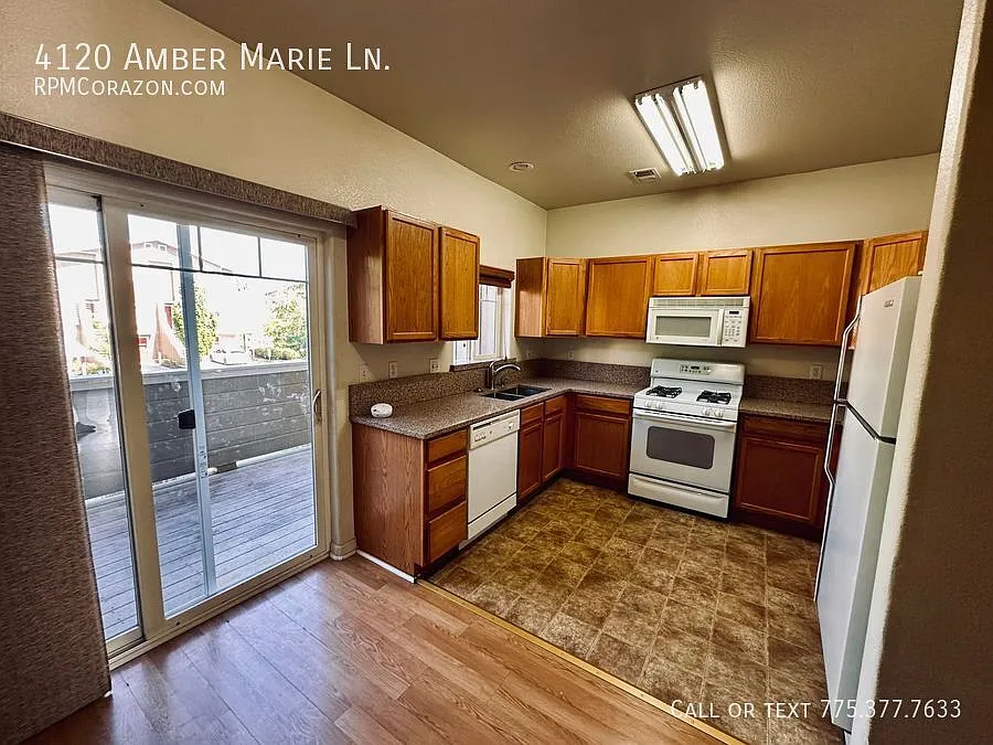 Spacious two bedroom townhouse w/ Central AC! — Photo 3