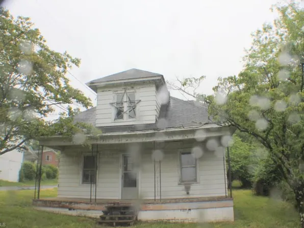101 Oak St, Galax, VA 24333