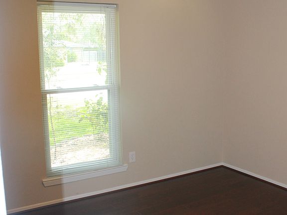5th image of 305 Knoll Forest Dr