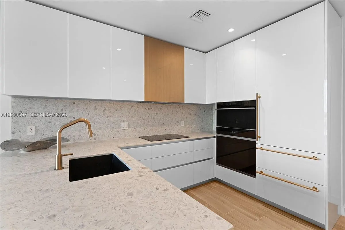Building Photo - 2678 Tigertail Ave #615