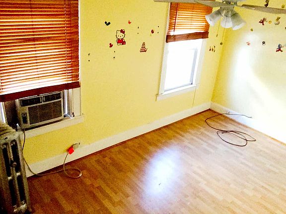 5th image of 10127 123rd St