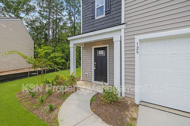 5 bed, 3.0 bath, 2361 sqft, $2,600 — Photo 4